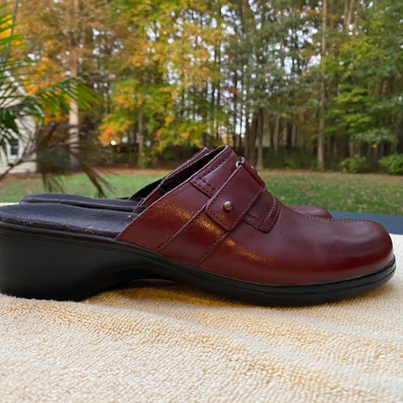 Women's Clarks Clogs Never worn. Size 9W. Wine. - Picture 4 of 5